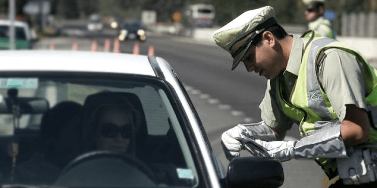 Carabinero revisando documentos de vehículo